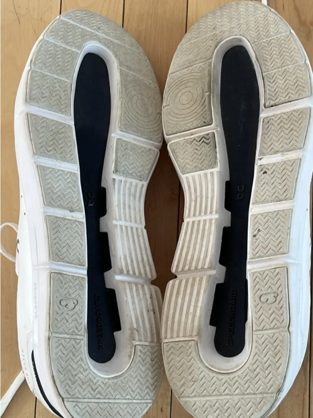 On Running White Men’s Low-Top Athletic Sneakers - Picture 4 of 4